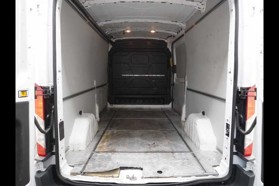 Ford Transit 350 2.0TDCI 170PK Automaat L3H2 3-Persoons Apple Carplay Android Auto Airco Navi Camera Pdc Cruise Control Aut.Verlichting Voorr Schuifdeur Wand-Vloerbekleding Trekhaak Voorbereiding 1e Eigenaar Euro 6 1.900KG Trekgewicht