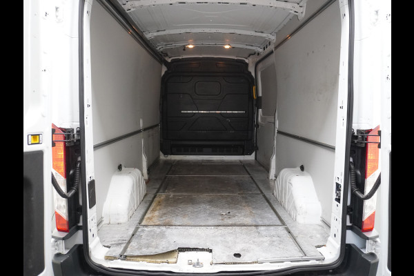 Ford Transit 350 2.0TDCI 170PK Automaat L3H2 3-Persoons Apple Carplay Android Auto Airco Navi Camera Pdc Cruise Control Aut.Verlichting Voorr Schuifdeur Wand-Vloerbekleding Trekhaak Voorbereiding 1e Eigenaar Euro 6 1.900KG Trekgewicht