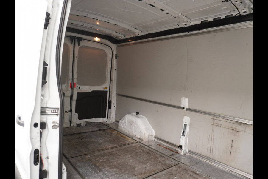 Ford Transit 350 2.0TDCI 170PK Automaat L3H2 3-Persoons Apple Carplay Android Auto Airco Navi Camera Pdc Cruise Control Aut.Verlichting Voorr Schuifdeur Wand-Vloerbekleding Trekhaak Voorbereiding 1e Eigenaar Euro 6 1.900KG Trekgewicht