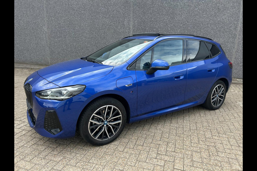 BMW 2 Serie Active Tourer 225e xDrive M-Pakket | HARMAN KARDON | TREKHAAK | PANO | BOMVOL | APK T/M 17-1-2027 | FABRIEKSGARANTIE