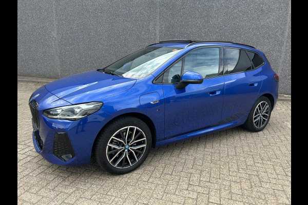 BMW 2 Serie Active Tourer 225e xDrive M-Pakket | HARMAN KARDON | TREKHAAK | PANO | BOMVOL | APK T/M 17-1-2027 | FABRIEKSGARANTIE