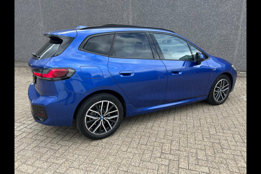 BMW 2 Serie Active Tourer 225e xDrive M-Pakket | HARMAN KARDON | TREKHAAK | PANO | BOMVOL | APK T/M 17-1-2027 | FABRIEKSGARANTIE