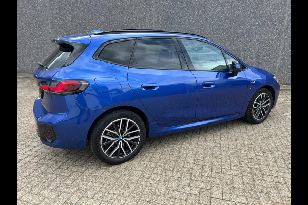 BMW 2 Serie Active Tourer 225e xDrive M-Pakket | HARMAN KARDON | TREKHAAK | PANO | BOMVOL | APK T/M 17-1-2027 | FABRIEKSGARANTIE