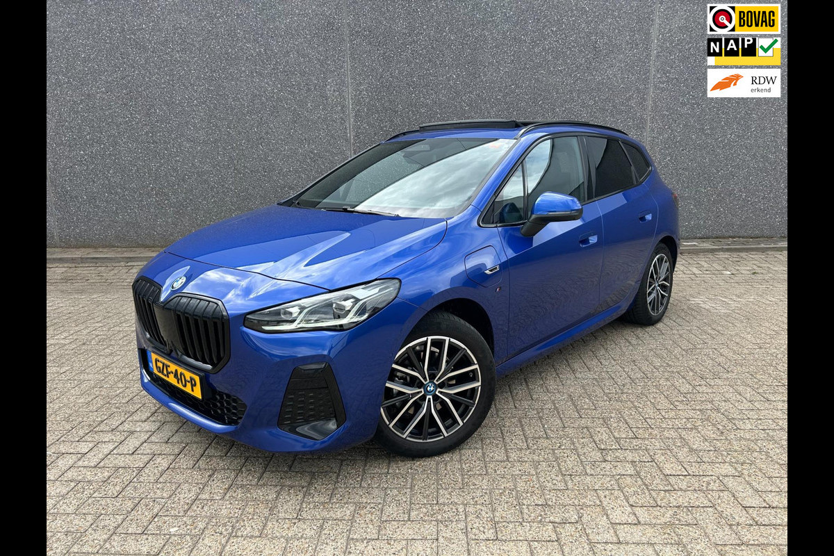 BMW 2 Serie Active Tourer 225e xDrive M-Pakket | HARMAN KARDON | TREKHAAK | PANO | BOMVOL | APK T/M 17-1-2027 | FABRIEKSGARANTIE BMW 2 Serie Active Tourer 225e xDrive M-Pakket | HARMAN KARDON | TREKHAAK | PANO | BOMVOL | APK T/M 17-1-2027 | FABRIEKSGARANTIE