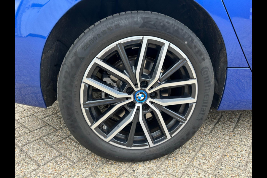 BMW 2 Serie Active Tourer 225e xDrive M-Pakket | HARMAN KARDON | TREKHAAK | PANO | BOMVOL | APK T/M 17-1-2027 | FABRIEKSGARANTIE