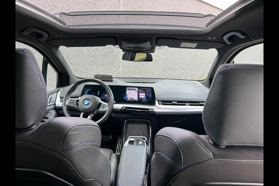 BMW 2 Serie Active Tourer 225e xDrive M-Pakket | HARMAN KARDON | TREKHAAK | PANO | BOMVOL | APK T/M 17-1-2027 | FABRIEKSGARANTIE