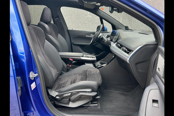 BMW 2 Serie Active Tourer 225e xDrive M-Pakket | HARMAN KARDON | TREKHAAK | PANO | BOMVOL | APK T/M 17-1-2027 | FABRIEKSGARANTIE