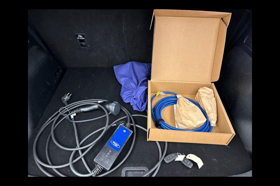Ford Kuga 2.5 PHEV Titanium 243pk | Winterpack | Afneembare Trekhaak | 2.100kg Trekgewicht | Achteruitrijcamera