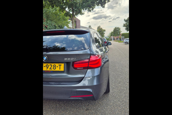 BMW 3-serie M Sport 1e EIG 100% Dealer Pano Cam Apple CarPlay Touring LED 19inch NL 320i High Executive