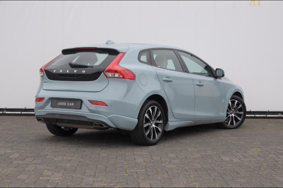 Volvo V40 T2 122PK Automaat Momentum / Adaptieve cruise control / BLIS / Parkeersensoren met camera / Bluetooth / Lederen bekleding / Panoramadak / Exterieur styling pack