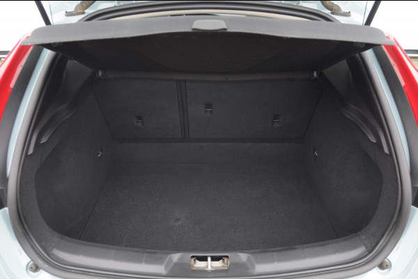 Volvo V40 T2 122PK Automaat Momentum / Adaptieve cruise control / BLIS / Parkeersensoren met camera / Bluetooth / Lederen bekleding / Panoramadak / Exterieur styling pack