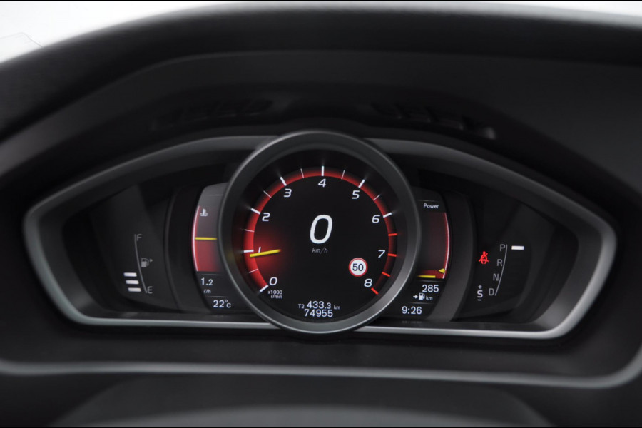 Volvo V40 T2 122PK Automaat Momentum / Adaptieve cruise control / BLIS / Parkeersensoren met camera / Bluetooth / Lederen bekleding / Panoramadak / Exterieur styling pack
