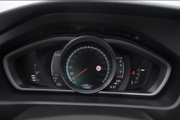 Volvo V40 T2 122PK Automaat Momentum / Adaptieve cruise control / BLIS / Parkeersensoren met camera / Bluetooth / Lederen bekleding / Panoramadak / Exterieur styling pack