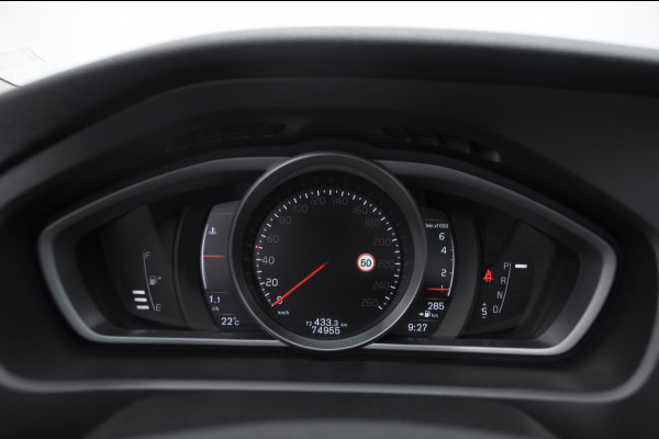 Volvo V40 T2 122PK Automaat Momentum / Adaptieve cruise control / BLIS / Parkeersensoren met camera / Bluetooth / Lederen bekleding / Panoramadak / Exterieur styling pack