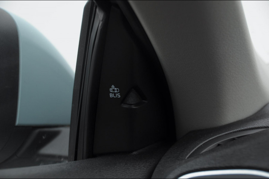Volvo V40 T2 122PK Automaat Momentum / Adaptieve cruise control / BLIS / Parkeersensoren met camera / Bluetooth / Lederen bekleding / Panoramadak / Exterieur styling pack