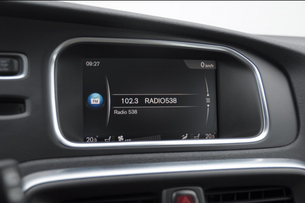 Volvo V40 T2 122PK Automaat Momentum / Adaptieve cruise control / BLIS / Parkeersensoren met camera / Bluetooth / Lederen bekleding / Panoramadak / Exterieur styling pack
