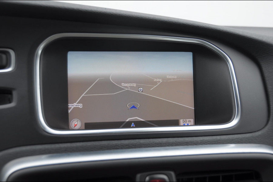 Volvo V40 T2 122PK Automaat Momentum / Adaptieve cruise control / BLIS / Parkeersensoren met camera / Bluetooth / Lederen bekleding / Panoramadak / Exterieur styling pack