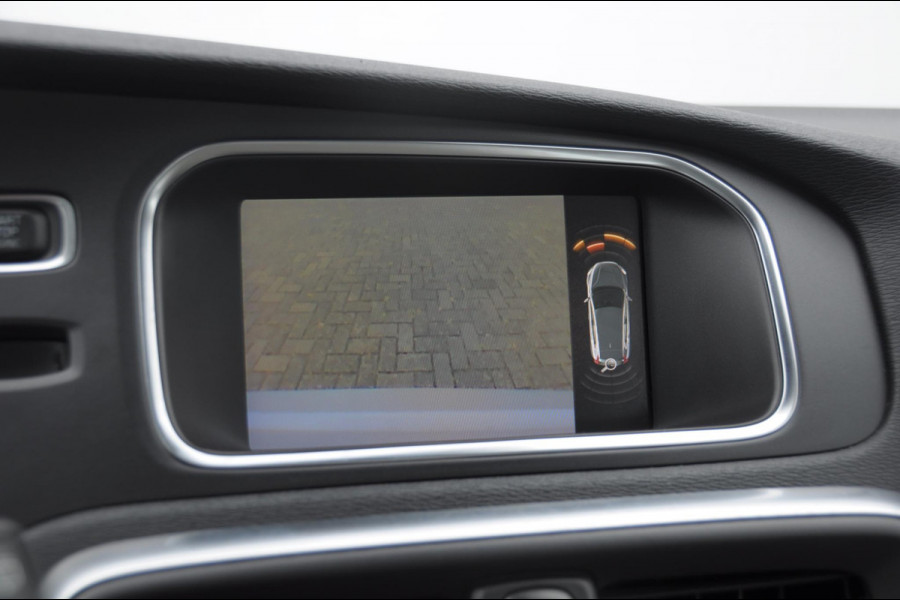 Volvo V40 T2 122PK Automaat Momentum / Adaptieve cruise control / BLIS / Parkeersensoren met camera / Bluetooth / Lederen bekleding / Panoramadak / Exterieur styling pack