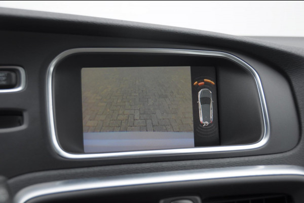 Volvo V40 T2 122PK Automaat Momentum / Adaptieve cruise control / BLIS / Parkeersensoren met camera / Bluetooth / Lederen bekleding / Panoramadak / Exterieur styling pack