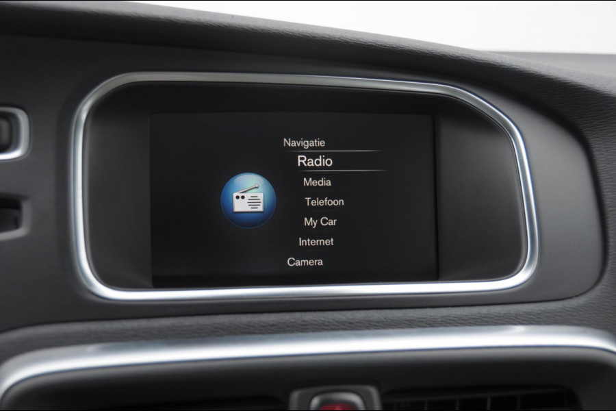 Volvo V40 T2 122PK Automaat Momentum / Adaptieve cruise control / BLIS / Parkeersensoren met camera / Bluetooth / Lederen bekleding / Panoramadak / Exterieur styling pack