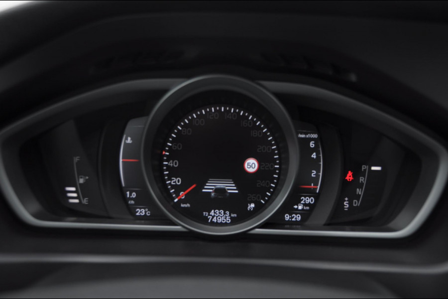 Volvo V40 T2 122PK Automaat Momentum / Adaptieve cruise control / BLIS / Parkeersensoren met camera / Bluetooth / Lederen bekleding / Panoramadak / Exterieur styling pack