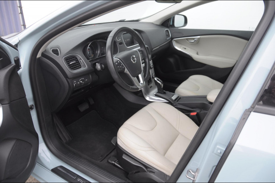 Volvo V40 T2 122PK Automaat Momentum / Adaptieve cruise control / BLIS / Parkeersensoren met camera / Bluetooth / Lederen bekleding / Panoramadak / Exterieur styling pack