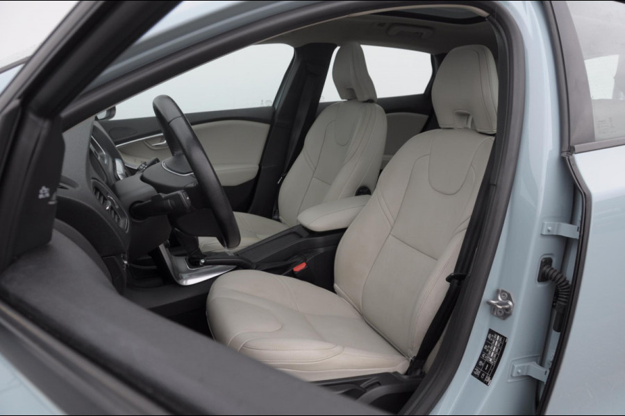 Volvo V40 T2 122PK Automaat Momentum / Adaptieve cruise control / BLIS / Parkeersensoren met camera / Bluetooth / Lederen bekleding / Panoramadak / Exterieur styling pack