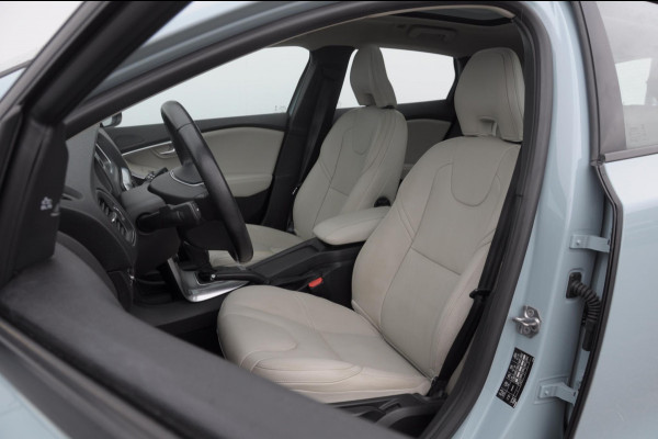 Volvo V40 T2 122PK Automaat Momentum / Adaptieve cruise control / BLIS / Parkeersensoren met camera / Bluetooth / Lederen bekleding / Panoramadak / Exterieur styling pack