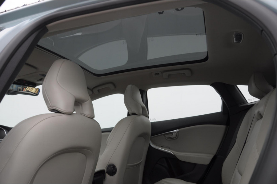 Volvo V40 T2 122PK Automaat Momentum / Adaptieve cruise control / BLIS / Parkeersensoren met camera / Bluetooth / Lederen bekleding / Panoramadak / Exterieur styling pack