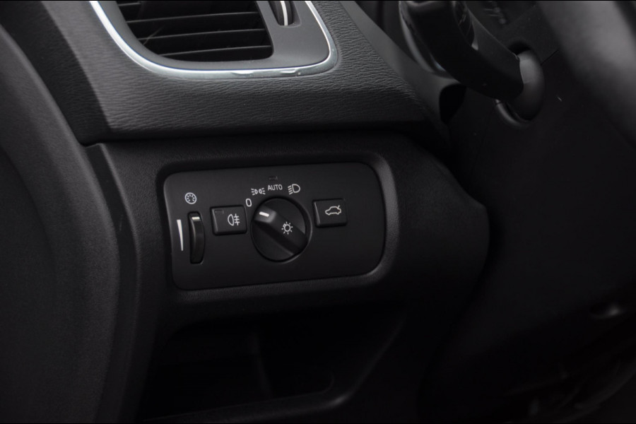 Volvo V40 T2 122PK Automaat Momentum / Adaptieve cruise control / BLIS / Parkeersensoren met camera / Bluetooth / Lederen bekleding / Panoramadak / Exterieur styling pack
