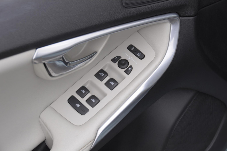Volvo V40 T2 122PK Automaat Momentum / Adaptieve cruise control / BLIS / Parkeersensoren met camera / Bluetooth / Lederen bekleding / Panoramadak / Exterieur styling pack