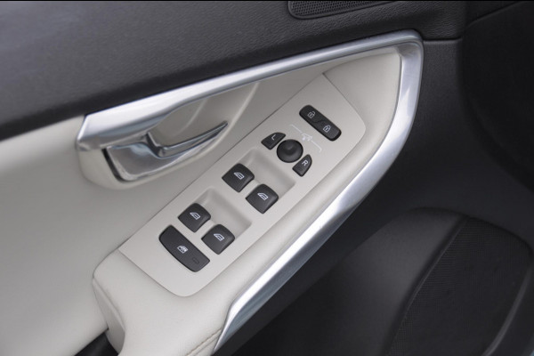 Volvo V40 T2 122PK Automaat Momentum / Adaptieve cruise control / BLIS / Parkeersensoren met camera / Bluetooth / Lederen bekleding / Panoramadak / Exterieur styling pack