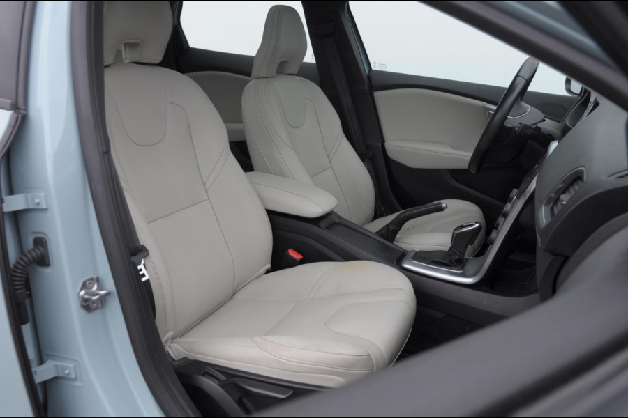 Volvo V40 T2 122PK Automaat Momentum / Adaptieve cruise control / BLIS / Parkeersensoren met camera / Bluetooth / Lederen bekleding / Panoramadak / Exterieur styling pack