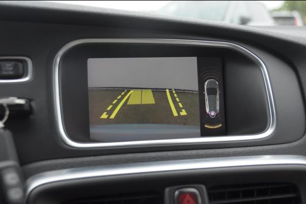 Volvo V40 T2 122PK Automaat Momentum / Adaptieve cruise control / BLIS / Parkeersensoren met camera / Bluetooth / Lederen bekleding / Panoramadak / Exterieur styling pack