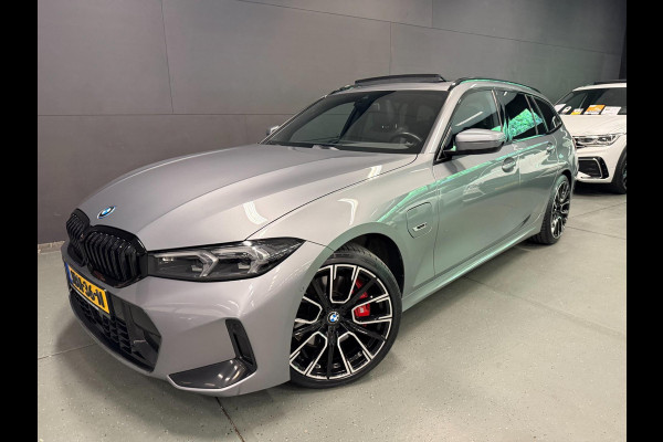 BMW 3 Serie Touring 330e M-SPORT BLACK-LINE 19'' PANO/V-COCPIT/DAB/CARPLAY/STOEL-M/LED/CAM///