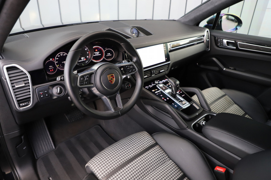 Porsche Cayenne Coupé 3.0 E-Hybrid Aut8 | 463PK | Sport-design | Achterasbesturing | Luchtvering | Matrix-led | Bose | Sport-chrono | Sfeerverlichting