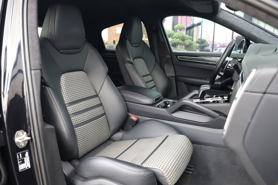 Porsche Cayenne Coupé 3.0 E-Hybrid Aut8 | 463PK | Sport-design | Achterasbesturing | Luchtvering | Matrix-led | Bose | Sport-chrono | Sfeerverlichting