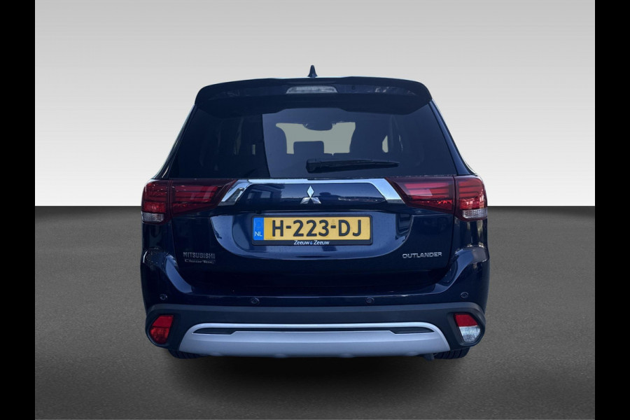 Mitsubishi Outlander 2.0 2WD CVT Limited 7-persoons Automaat | elektrische achterklep | stuurverwarming | Apple-carplay