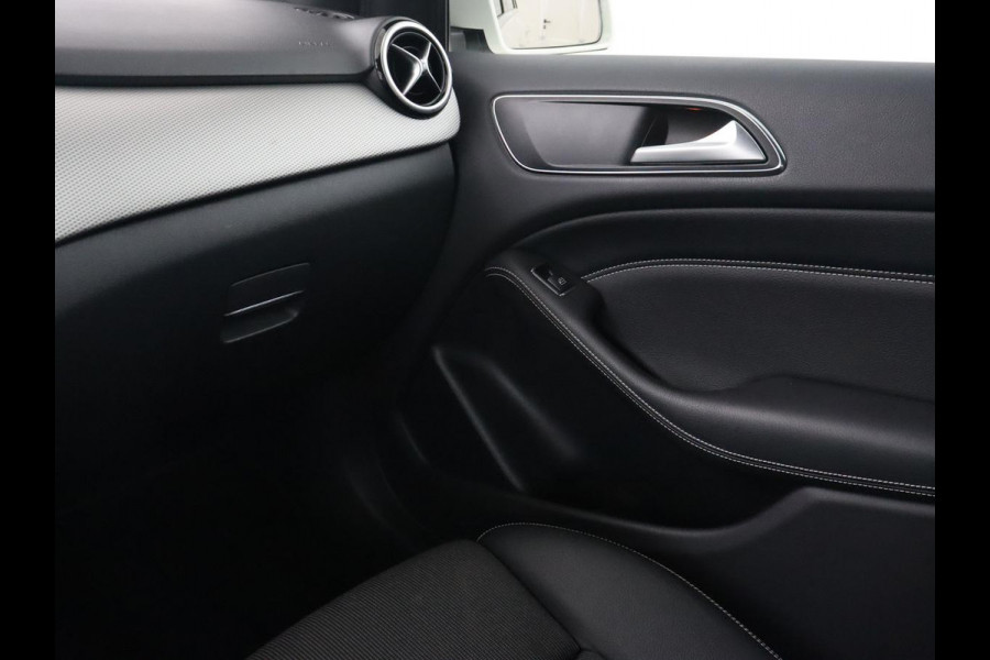 Mercedes-Benz B-Klasse 180 Ambition | Trekhaak | Half leder | Navigatie | Park Assist | Full LED | Bluetooth | Cruise control | Airco | 17'' lichtmetalen velgen