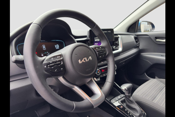 Kia Stonic 1.0 T-GDi MHEV DynamicPlusLine Automaat | Camera | LMV | Cruise | Navi | LED | Stoel- en Stuurverwarming | Privacy Glass | Apple Carplay & Android Auto |