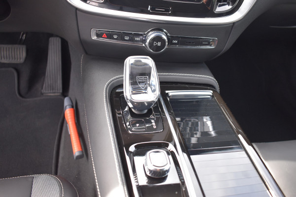Volvo V60 2.0 T6 350 PK Plug-in hybrid AWD Plus Dark ACC | Pilot Assist | Stoel stuurverwarming | Camera | Harman Kardon