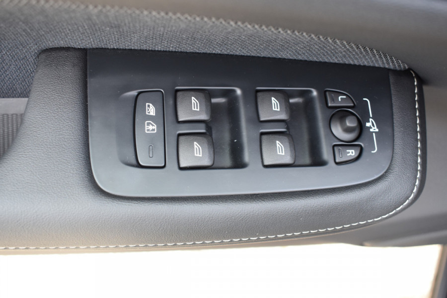 Volvo V60 2.0 T6 350 PK Plug-in hybrid AWD Plus Dark ACC | Pilot Assist | Stoel stuurverwarming | Camera | Harman Kardon