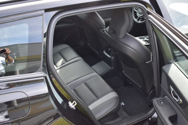 Volvo V60 2.0 T6 350 PK Plug-in hybrid AWD Plus Dark ACC | Pilot Assist | Stoel stuurverwarming | Camera | Harman Kardon