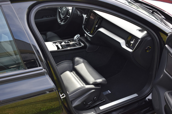 Volvo V60 2.0 T6 350 PK Plug-in hybrid AWD Plus Dark ACC | Pilot Assist | Stoel stuurverwarming | Camera | Harman Kardon