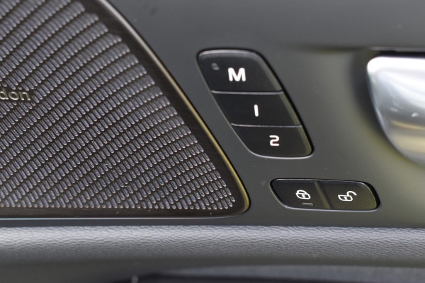 Volvo V60 2.0 T6 350 PK Plug-in hybrid AWD Plus Dark ACC | Pilot Assist | Stoel stuurverwarming | Camera | Harman Kardon