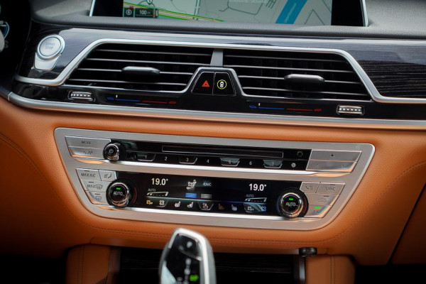 BMW 7 Serie 745e High Executive / M-Sport / Schuifdak / NL Auto / Nieuwe Accu