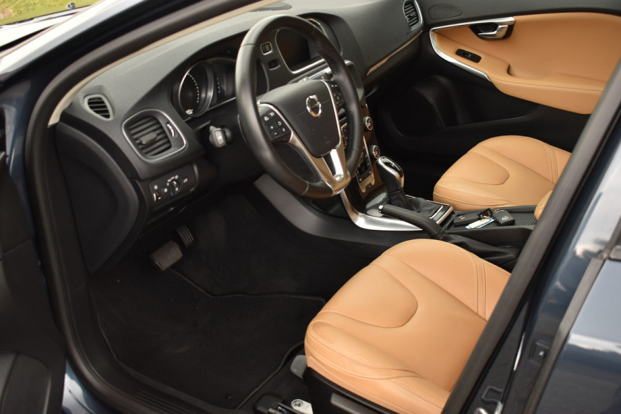 Volvo V40 Cross Country 1.5 T3 Polar+ Luxury Park assist incl camera | Harman & Kardon | Pano dak | Navigatie | Blue tooth