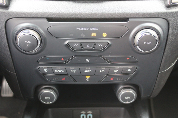 Ford Ranger 2.0-213pk Bi-turbo 'Wildtrak' Supercab. AUTOMAAT / VIER wielaandrijving. Stoere vierwielaangedreven krachtpatser ! Trekgewicht 3.500kg ! Stoel- en voorraamverwarming, Autm. airco dual, Adaptieve cruise control, Navigatie, Telefoonvoorb., Trekhaak etc.