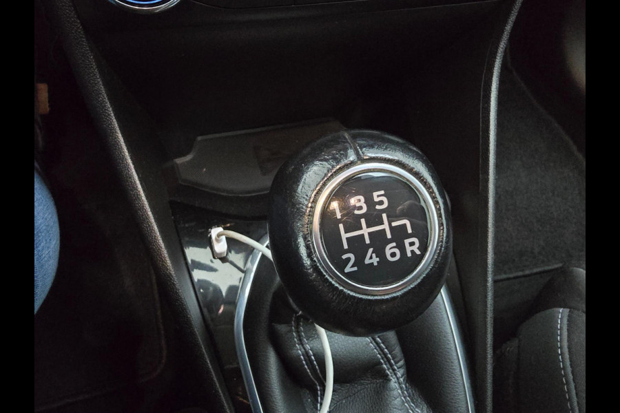 Ford Fiesta Occasion luxe Titanium met zwarte velgen en parkeercamera | Bomvolle auto! | Tweedehands Ford Fiesta in wit | Carplay