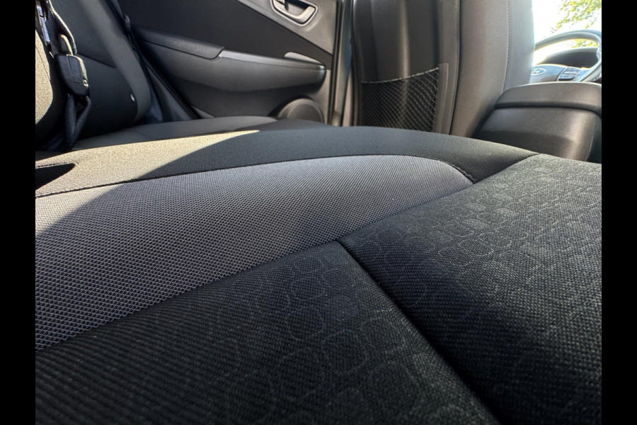 Hyundai Kona 1.0T Fashion TREKHAAK / HEAD-UP DISPLAY / NAVI / CAMERA / PDC / NL AUTO / CRUISE CONTROL / BLUETOOTH / KEYLESS